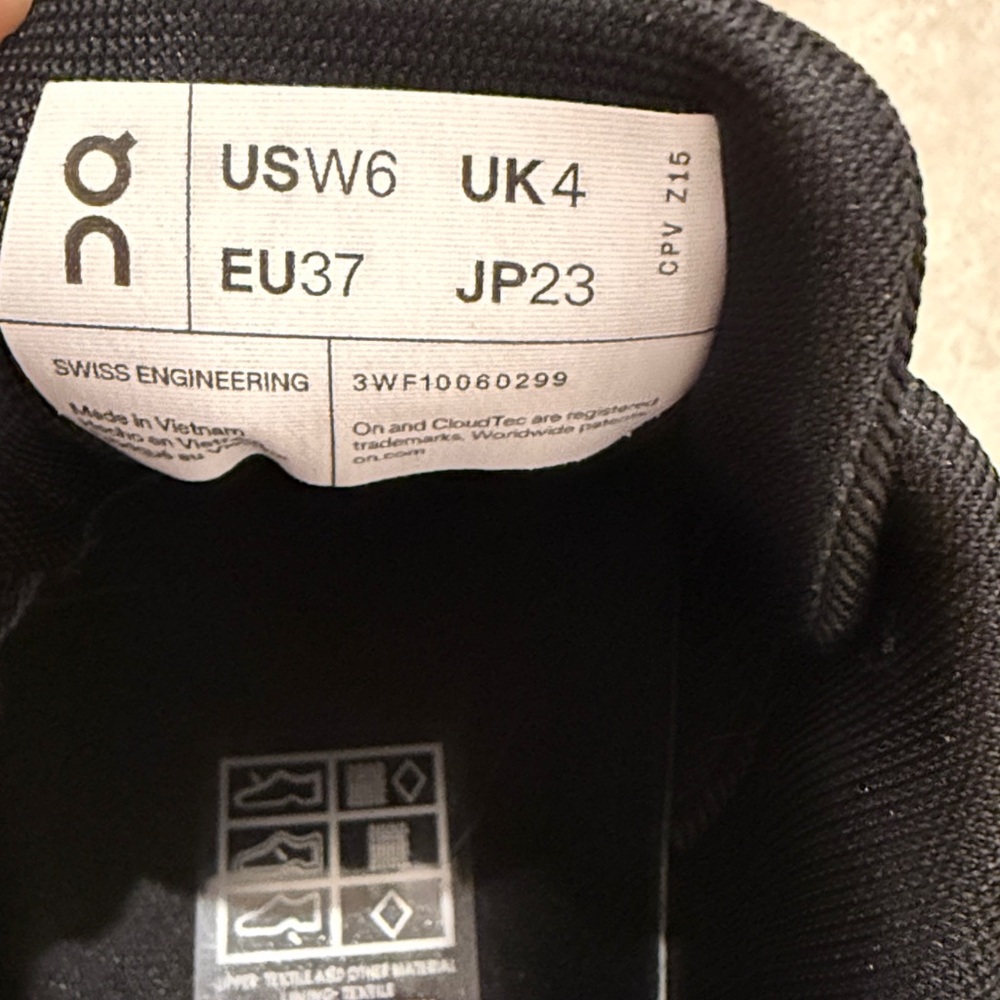 On running shoes women’s size 6. New. - Picture 3 of 3